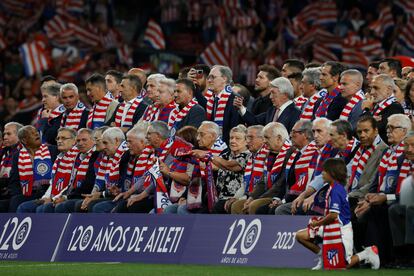 Presidente, entrenador y exjugadores del Atlético de Madrid celebran los 120 años del club