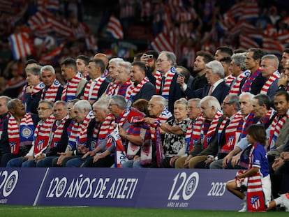 Presidente, entrenador y exjugadores del Atlético de Madrid celebran los 120 años del club rojiblanco tras el encuentro de la jornada 31 ante el Mallorca.