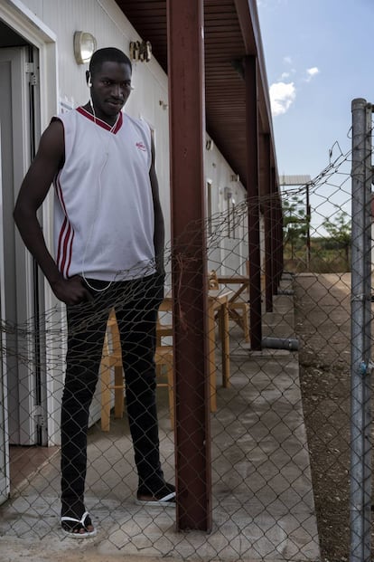 Elhadce Diaw, un temporero en cuarentena por sospecha de coronavirus en Alcarrás (Lleida).