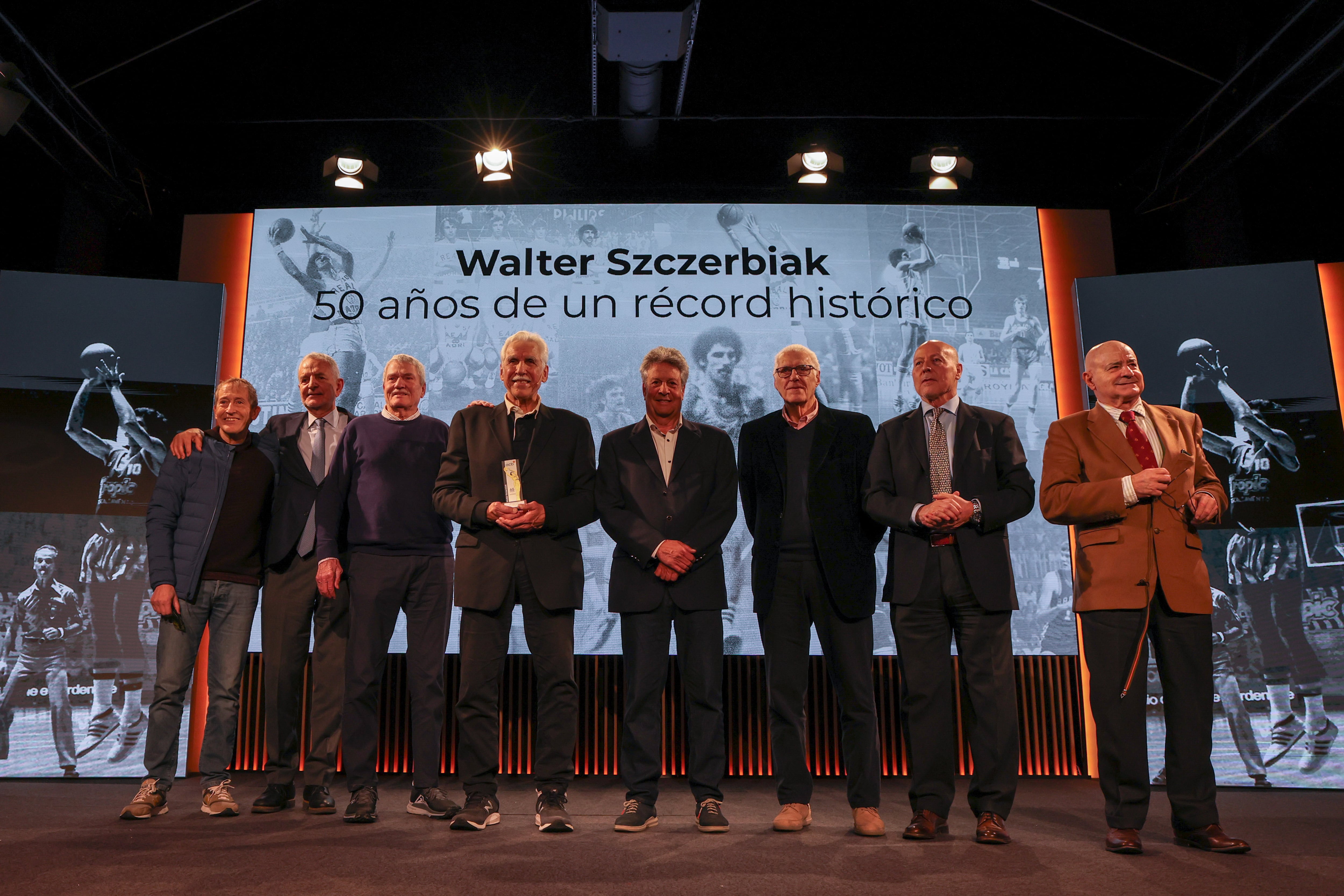 De izquierda a derecha, Joe Llorente, Cristóbal Rodríguez, Wayne Brabender, Walter Szczerbiak, Carmelo Cabrera, Lolo Sainz, Juan Antonio Corbalán y Vicente Ramos.