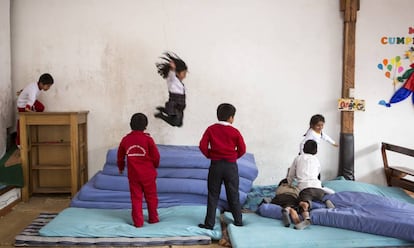 La expresión corporal y la danza son actividades muy populares en la ludoteca de Quispicanchi, en Perú.