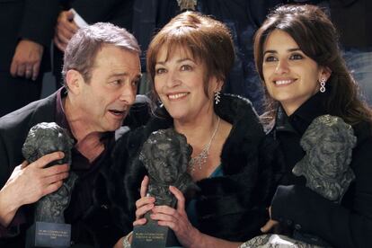 Juan Diego, premio a mejor actor protagonista en 'Vete de mí', Carmen Maura (centro), premio a la mejor actriz de reparto en 'Volver' y Penélope Cruz, premio a mejor actriz de la película de Almodóvar en la gala de 2007.