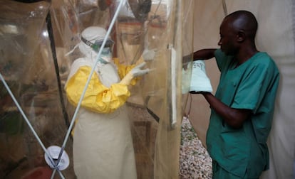 Trabajadores en un centro de tratamiento del ébola en Beni (República Democrática del Congo), en marzo. 