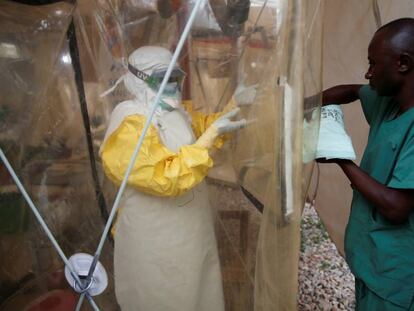 Trabajadores en un centro de tratamiento del ébola en Beni (República Democrática del Congo), en marzo. 
