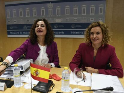  La ministra de Hacienda, María Jesús Montero, y la ministra de Política Territorial, Meritxell Batet., en el Consejo de política fiscal 
 