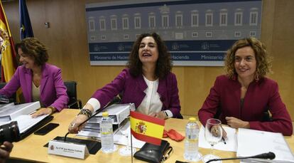  La ministra de Hacienda, María Jesús Montero, y la ministra de Política Territorial, Meritxell Batet., en el Consejo de política fiscal 
 