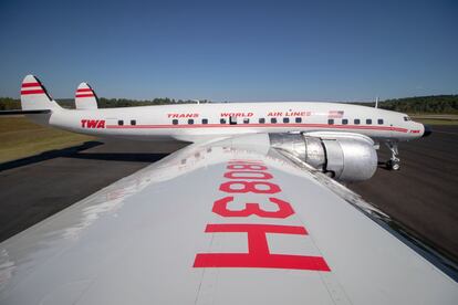 Un avión Lockheed Constellation de 1958, el emblemático modelo ‘Connie’ empleado por TWA en sus primeros vuelos intercontinentales, ha sido restaurado con piezas originales, incluyendo los controles de la cabina, y convertido en bar de cócteles. Encargado en 1939 por el propietario de TWA, Howard Hughes, el Lockheed Constellation ‘Connie’ batió en 1946 el récord de velocidad de la época con un vuelo de Burbank (California) a Nueva York.