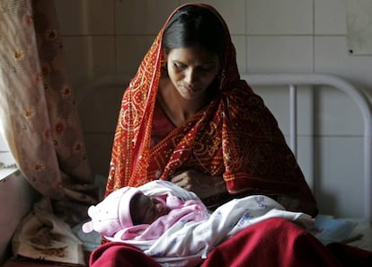 Mãe indiana com sua recém-nascida na cidade indiana de Lucknow.