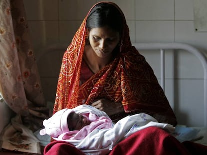 Mãe indiana com sua recém-nascida na cidade indiana de Lucknow.