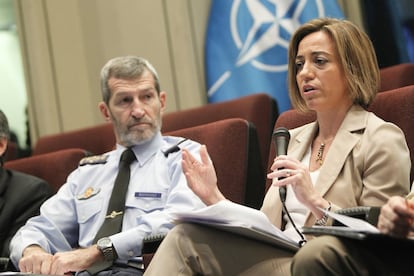 La exministra de Defensa, Carme Chacón (d), junto al ex jefe del Estado Mayor, José Julio Rodríguez (i), presidiendo una reunión de seguimiento del despliegue militar español en la misión de la ONU para Libia, con los mandos del Estado Mayor de Defensa y responsables políticos, el 14 de abril de 2011.