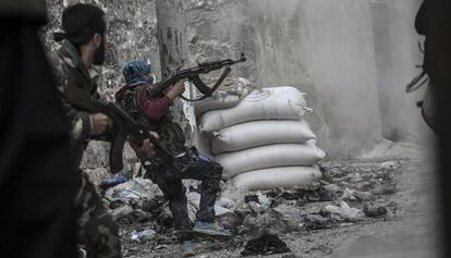 Un rebelde dispara desde el barrio Karmal Jabl, en Alepo.