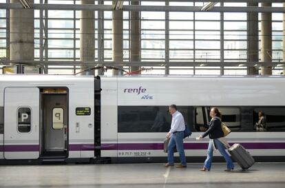 Tren AVE en la estación de Atocha, en Madrid.