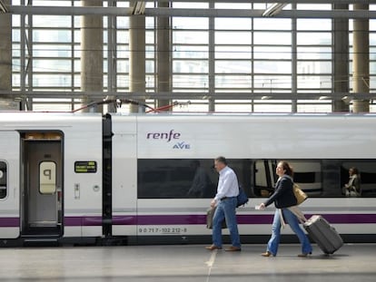 Tren AVE en la estación de Atocha, en Madrid.