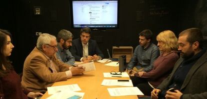 Víctor Gomez Frias, en el centro, Eduard Güell y Nacho Corredor, a su izquierda y derecha, en la presentación este miércoles del informe de +Democracia sobre los programas electorales.