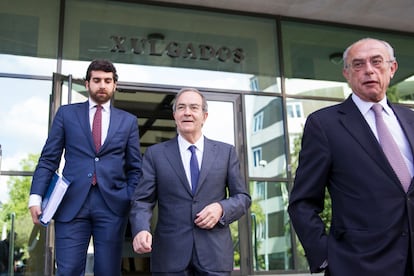 Raúl López, en el centro, a su salida de los juzgados de Lugo tras declarar en mayo de 2016 en el marco de la Operación Pulpo.