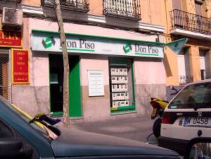 Fachada de una inmobiliaria que ofrece servicios de venta, compra o alquiler de pisos o casas en España. EFE/Archivo
