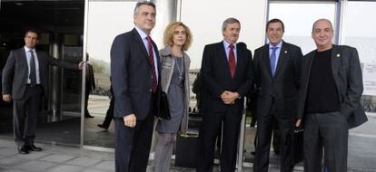 Desde la izquierda, Javier de Andrés, Ibone Bengoetxea, Carlos Aguirre, José Luis Bilbao y Martin Garitano posan antes de la reunión del Consejo de Finanzas.