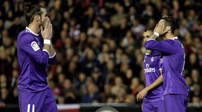 Bale y Cristiano Ronaldo se lamentan tras una ocasión fallada en Mestalla.