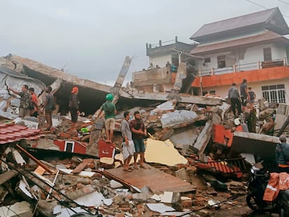 Uno de los edificios derrumbados tras el terremoto en Mamuju, este viernes en Indonesia.