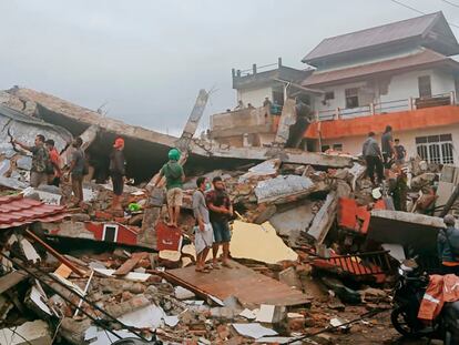 Uno de los edificios derrumbados tras el terremoto en Mamuju, este viernes en Indonesia.