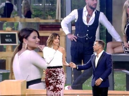 Sandra Barneda y Jorge Javier Vázquez, en la gala inicial de 'Gran Hermano Vip', frente a una pantalla con varios de los concursantes.