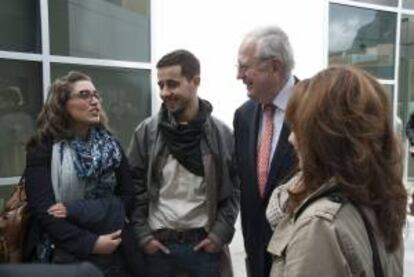 Enrique Loewe Lynch (2d), conversando con un grupo de jóvenes momentos antes de inaugurar en la localidad gaditana de Ubrique, la primera edición de un Máster en Diseño en Piel.