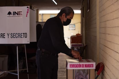 Alrededor de las 14 horas se reportaron 876 incidentes, de los cuales se resolvieron satisfactoriamente el 40%. En la imagen, un hombre vota en la alcaldía Iztapalapa, en Ciudad de México. 