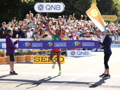 La etíope Gotytom Gebreslase cruza la línea de meta en la maratón de este lunes.