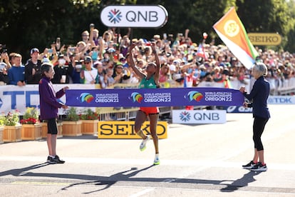 La etíope Gotytom Gebreslase cruza la línea de meta en la maratón de este lunes.