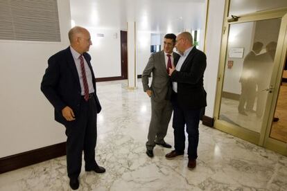 El 'lehendakari', Patxi López, conversa con el consejero de Interior, Rodolfo Ares, y con el portavoz parlamentario del PSE-EE, José Antonio Pastor, en los pasillos del Parlamento Vasco.