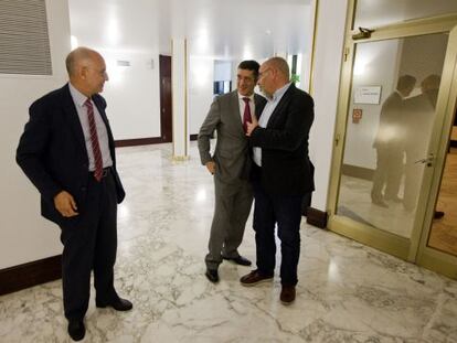 El 'lehendakari', Patxi López, conversa con el consejero de Interior, Rodolfo Ares, y con el portavoz parlamentario del PSE-EE, José Antonio Pastor, en los pasillos del Parlamento Vasco.