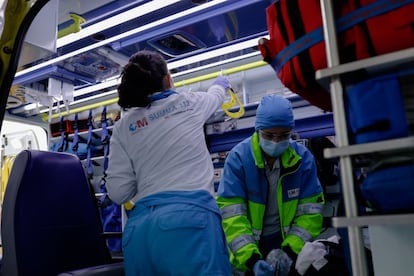 Dos sanitarias realizan el cambio de guardia y preparan y revisan la unidad móvil durante un día de trabajo del Servicio de Urgencia Médica (SUMMA 112) durante el estado de alarma decretado por el Gobierno por la pandemia del coronavirus, en Madrid.