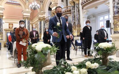 El delegado del Gobierno en el País Vasco, Denis Itxaso, deposita una rosa blanca en el homenaje a Mikel Zabalza en San Sebastián.