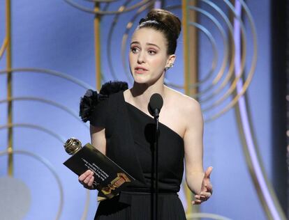 Rachel Brosnahan, protagonista de 'La maravillosa Sra. Maisel', se levanta con su premio como actriz de comedia por ser una ama de casa que decide convertirse en monologuista.