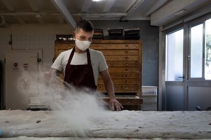 Enric Badia Elias, subcampeón en el mundial del pan, trabajando en la panadería familiar, el lunes.