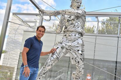 Nadal posa el pasado jueves junto a su escultura en el complejo de Roland Garros. / ROLAND GARROS