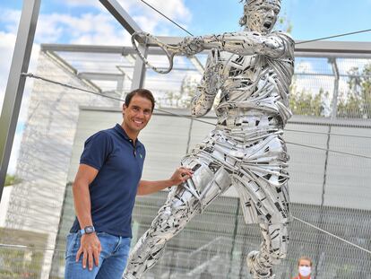 Nadal posa el pasado jueves junto a su escultura en el complejo de Roland Garros. / ROLAND GARROS