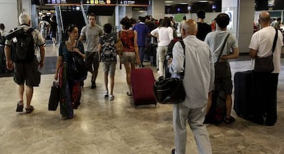 Pasajeros en el aeropuerto Adolfo Su&aacute;rez Madrid-Barajas. 