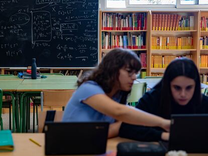 Dos estudiantes preparan un trabajo en la biblioteca del instituto de educación secundaria La Vall de Tenes, de Barcelona.