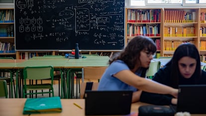 Dos estudiantes preparan un trabajo en la biblioteca del instituto de educación secundaria La Vall de Tenes, de Barcelona.