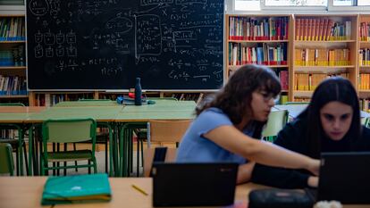 Dos estudiantes preparan un trabajo en la biblioteca del instituto de educación secundaria La Vall de Tenes, de Barcelona.