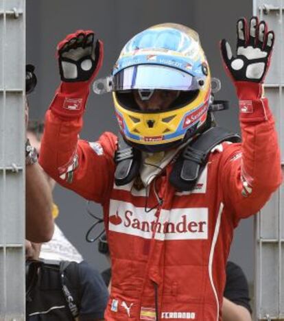 Alonso saluda a los aficionados en Montmeló.