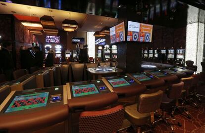 GRA204. MADRID, 18/12/2013.- Vista del interior del nuevo casino Gran Madrid-Col&oacute;n, la sala ap&eacute;ndice del casino de Torrelodones, que abri&oacute; sus puertas al p&uacute;blico el pasado lunes y hoy se ha mostrado a los medios de comunicaci&oacute;n en dos visitas guiadas, como si de un museo se tratara. El casino, que homenajea al descubridor de Am&eacute;rica con el restaurante Columbus, tiene una decoraci&oacute;n plagada de detalles geom&eacute;tricos y de colores metalizados que se inspira en el estilo &#039;art dec&oacute;&#039; e introduce elementos de la t&eacute;cnica del &#039;feng shui&#039; para atraer la buena suerte. EFE/Javier Liz&oacute;n