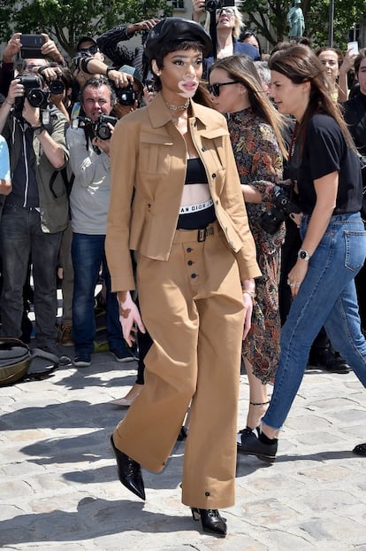 Las modelos no solo han estado sobre la pasarela en el desfile de Dior, también en la primera fila. En la imagen, la maniquí Winnie Harlow a su llegada al desfile.