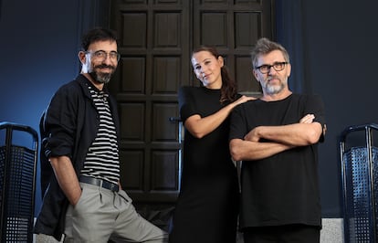 Los actores Israel Elejalde e Irene Escolar con Pascal Rambert, autor y director de la obra de teatro 'Finlandia', en el Teatro de la Abadia.