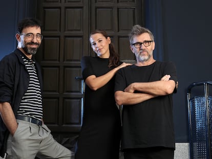 Los actores Israel Elejalde e Irene Escolar con Pascal Rambert, autor y director de la obra de teatro 'Finlandia', en el Teatro de la Abadia.