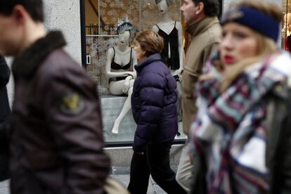 Un estudio elaborado por la Confederación Española de Hoteles y Alojamientos Turísticos (CEHAT) señaló el pasado 19 de noviembre que los agentes del sector esperan más alojamientos que en los años anteriores. En la imagen, escaparate de una tienda de la Gran Vía.