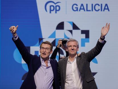 El presidente del PP, Alberto Núñez Feijóo (izquierda), y el candidato a la presidencia de la Xunta de Galicia, ahora en el cargo, Alfonso Rueda, participan en el cierre de campaña del candidato popular, este viernes en A Coruña.