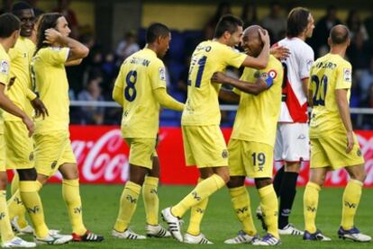 Los jugadores del Villarreal celebran el tanto de Bruno.