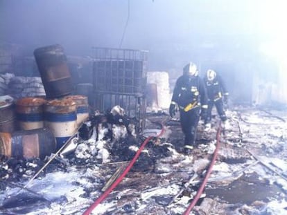 Un equipo de bomberos dentro de la nave incendiada cerca de Campo Real.